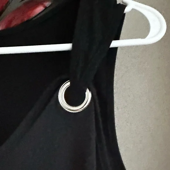 Black tank with interesting detail in the straps - Picture 3 of 4